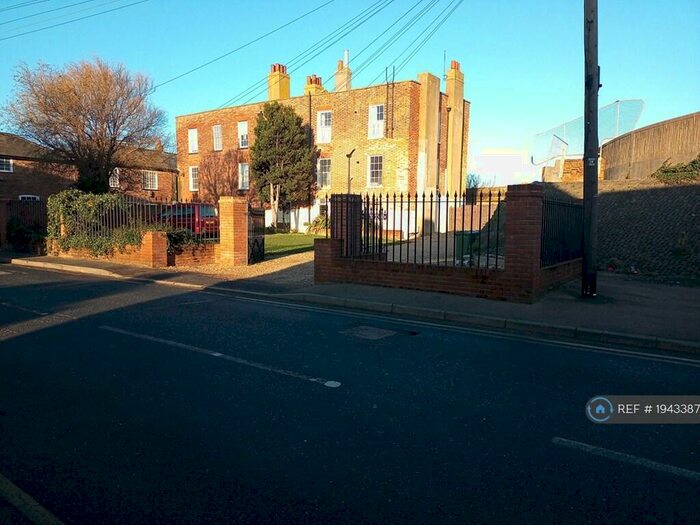 2 Bedroom Flat To Rent In Marine Parade, Sheerness, ME12