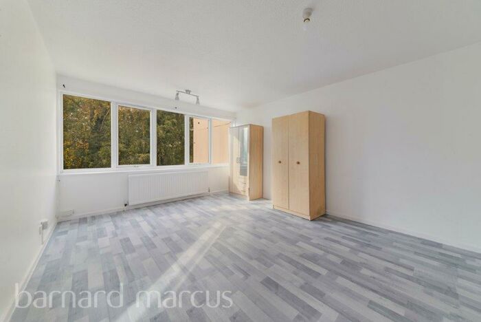 3 Bedroom Semi-Detached House To Rent In Saxonbury Close, Mitcham, CR4