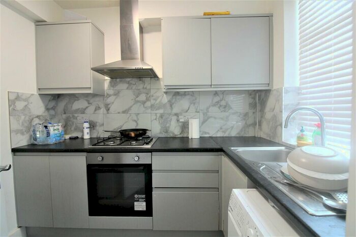 3 Bedroom Flat To Rent In Green Lanes, Palmers Green, N13