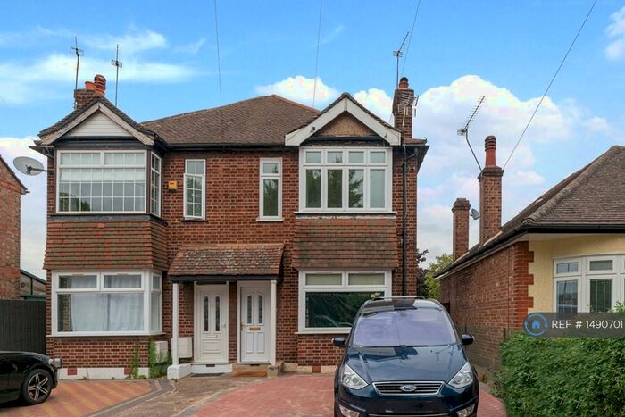 2 Bedroom Flat To Rent In Sinclair Road, London, E4