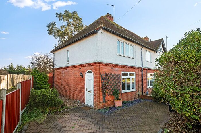 3 Bedroom End Of Terrace House For Sale In Old Farm Road, Guildford, Surrey, GU1