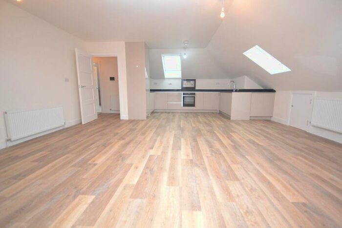 2 Bedroom Flat To Rent In Wokingham Road, Reading, Berkshire, RG6
