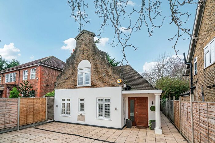 3 Bedroom Detached House For Sale In Kingston Vale, London, SW15