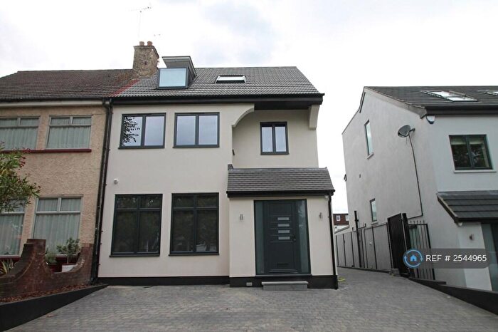 2 Bedroom Flat To Rent In Friern Barnet Lane, London, N11