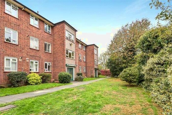 Studio To Rent In Hertford Court, Palmers Green, N13