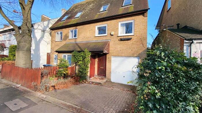 4 Bedroom Semi-Detached House To Rent In Chase Side, Enfield, EN2