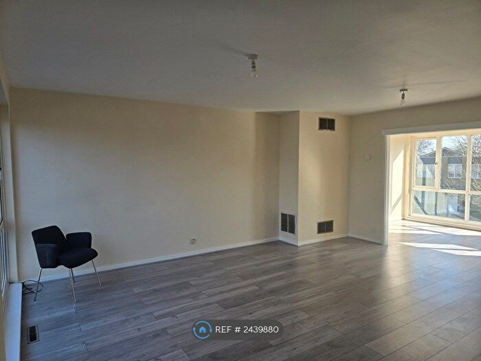 3 Bedroom Terraced House To Rent In Turnpike Link, Croydon, CR0