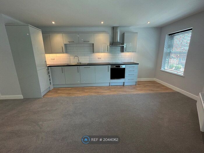 2 Bedroom Flat To Rent In Chesters Place, Tilehurst, Reading, RG31
