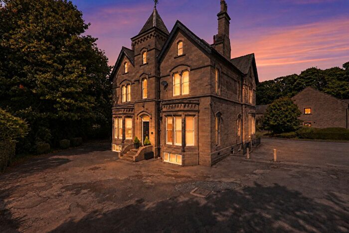 3 Bedroom Flat For Sale In Bolton Manor, Leeds, LS19