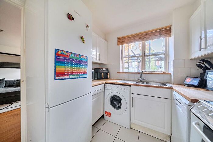 2 Bedroom Flat For Sale In Flat, Offers Court, Winery Lane, Kingston Upon Thames, KT1