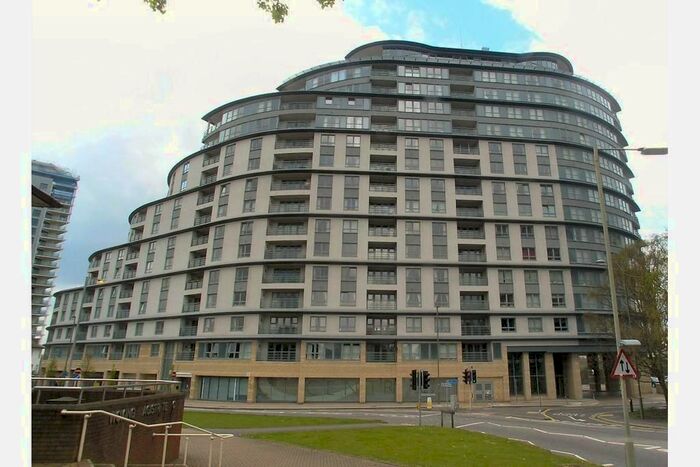 2 Bedroom Flat To Rent In Station Approach, Woking, GU22