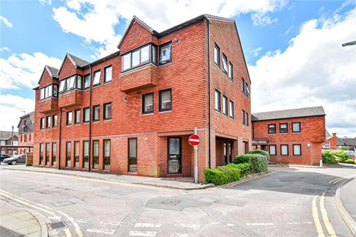 2 Bedroom Apartment For Sale In Pembroke Road, Newbury, RG14