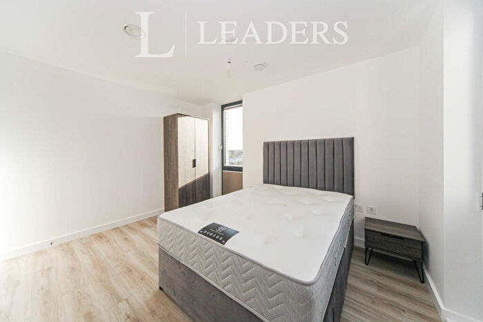 2 Bedroom Apartment To Rent In Chevette Court - Bedroom - Furnished - - Modern Apartment Next To Saxon Square, LU2