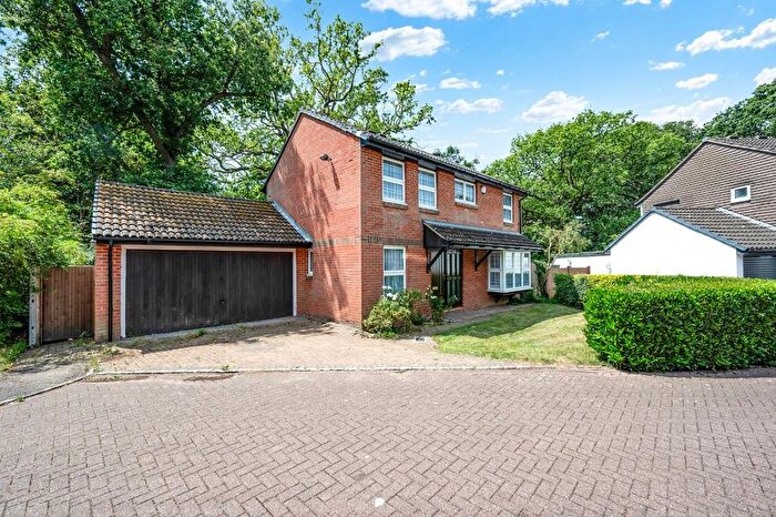 4 Bedroom Detached House For Sale In Northcliffe Close, Worcester Park, KT4