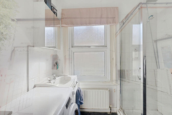 1 Bedroom Apartment For Sale In North Road, Westcliff-on-Sea, SS0