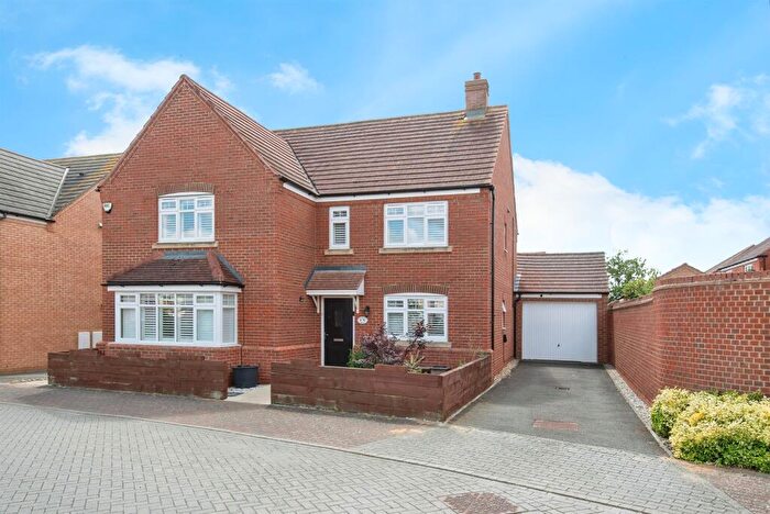 5 Bedroom Detached House For Sale In Woodpecker Mead, Lower Stondon, Henlow, SG16