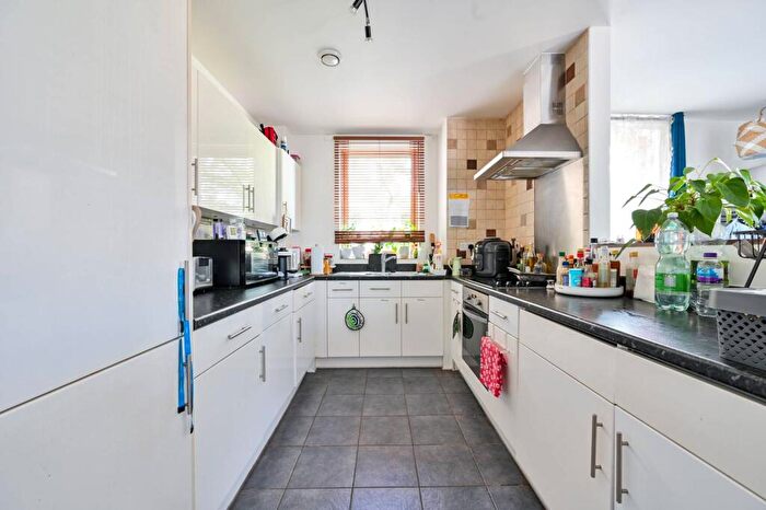 2 Bedroom Flat To Rent In Cooks Road, Kennington, London, SE17