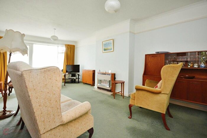 2 Bedroom Flat For Sale In Luton Avenue, Broadstairs, CT10