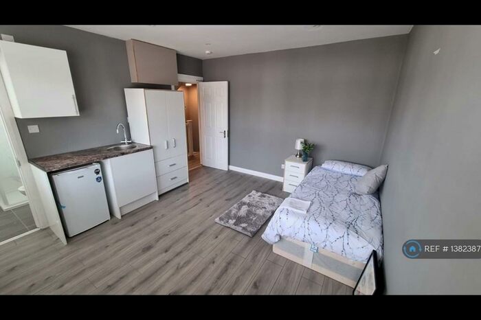 Studio To Rent In Penderry Rise, London, SE6