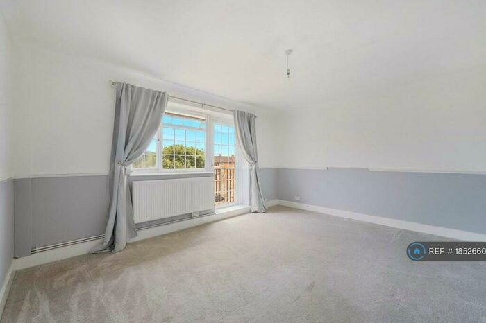 2 Bedroom Flat To Rent In Morden Close, Tadworth, KT20
