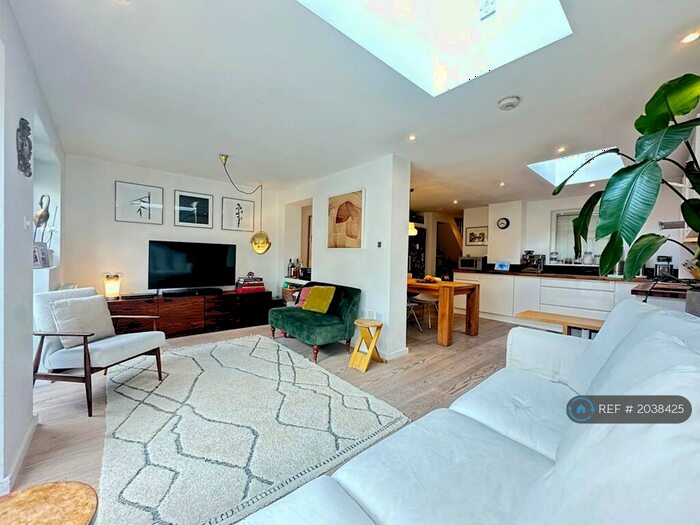 2 Bedroom Flat To Rent In Derwent Grove, London, SE22