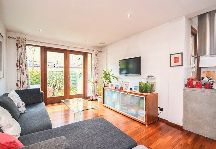 3 Bedroom Flat To Rent In Cavendish Road, London, SW12
