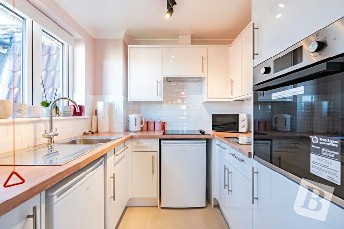 1 Bedroom Apartment For Sale In Draper Court, Mavis Grove, Hornchurch, RM12