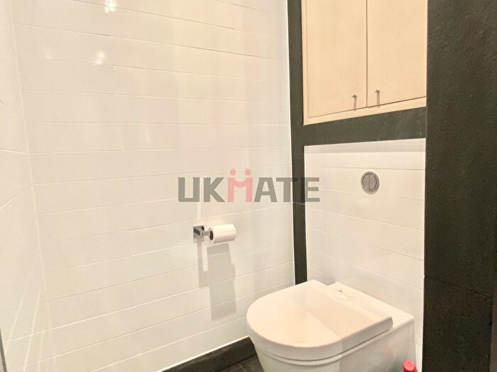 2 Bedroom Flat To Rent In Legacy Building, Viaduct Gardens, London, SW11