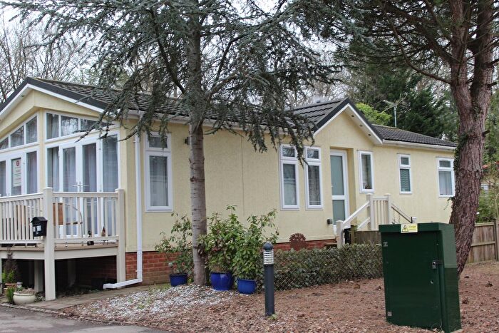 Park Home For Sale In Fangrove Park, Lyne, Chertsey, KT16