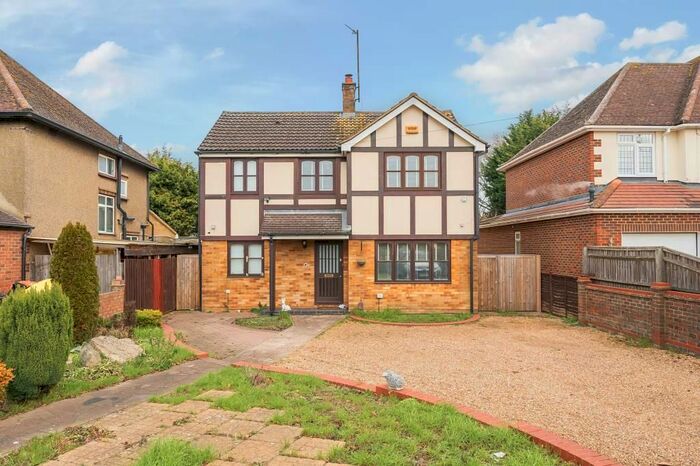 4 Bedroom Detached House To Rent In Tring Road, Aylesbury, HP20