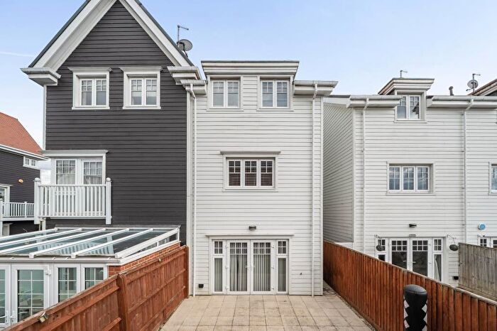 4 Bedroom Semi-Detached House For Sale In Green Park, Berkshire, RG2