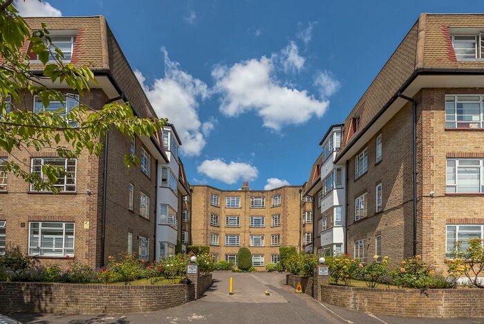 3 Bedroom Flat To Rent In Woodside, London, SW19