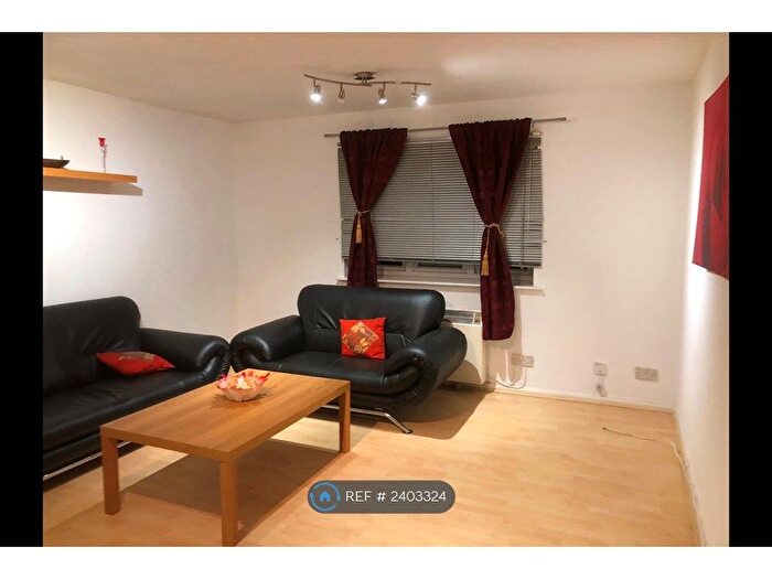 2 Bedroom Flat To Rent In Kennett Court, Watford, WD18