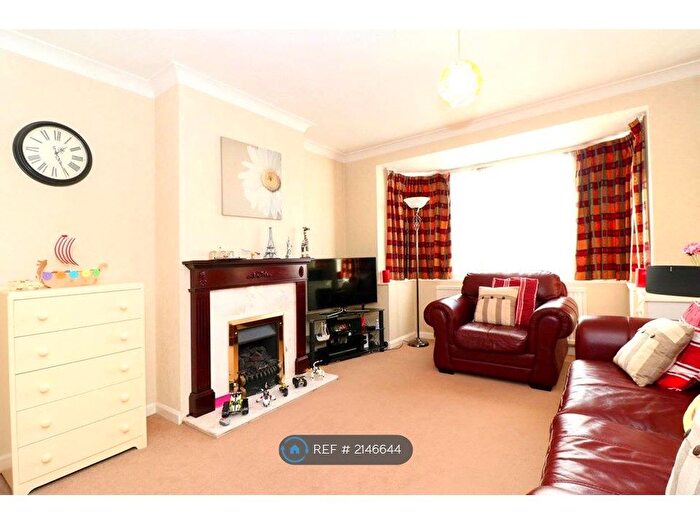 3 Bedroom Semi-Detached House To Rent In Leggatts Way, Watford, WD24