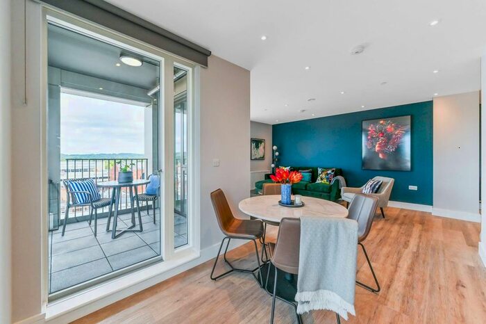 2 Bedroom Flat To Rent In Kooky, Redhill, Croydon, Redhill, RH1