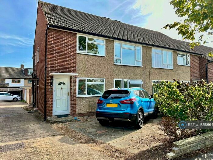 2 Bedroom Maisonette To Rent In Marlborough Gardens, Upminster, RM14