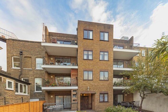 2 Bedroom Flat To Rent In Slievemore Close, London, SW4