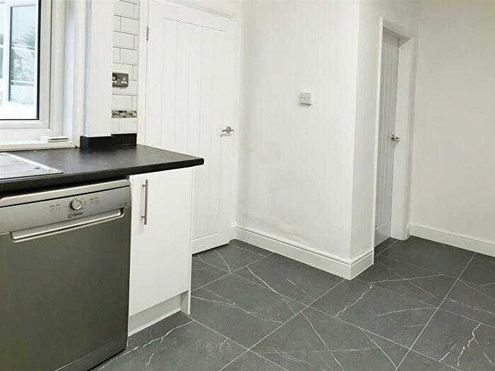 3 Bedroom Semi-Detached House For Sale In Whinney Lane, New Ollerton, Newark, NG22
