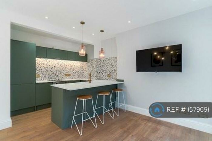 3 Bedroom Flat To Rent In Nottingham Road, Nottingham, NG7