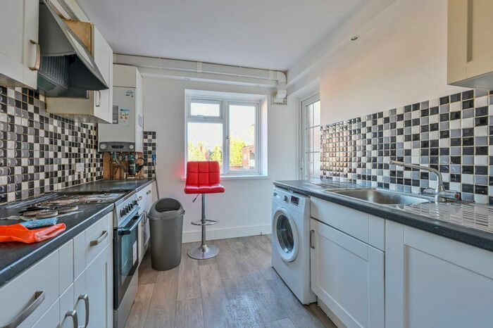 3 Bedroom Flat To Rent In Green Avenue, Mill Hill, London, NW7