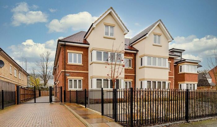 2 Bedroom Flat To Rent In Roe Green Lane, Hatfield, AL10