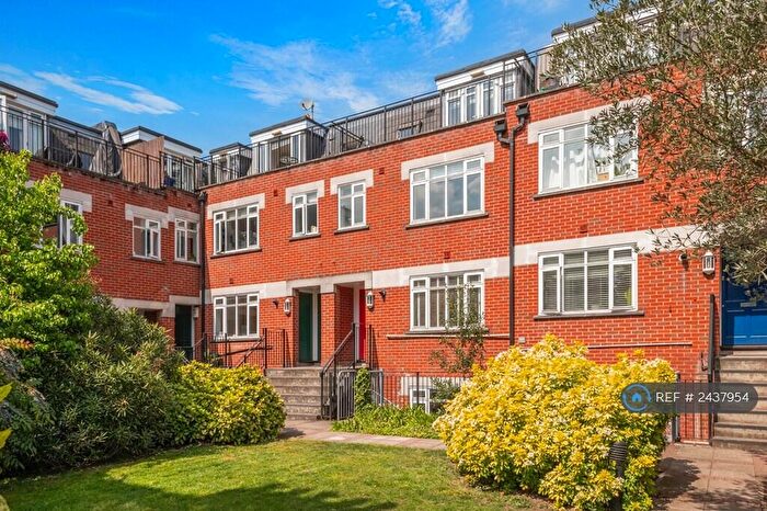 3 Bedroom Flat To Rent In Carrington Court, London, SW11