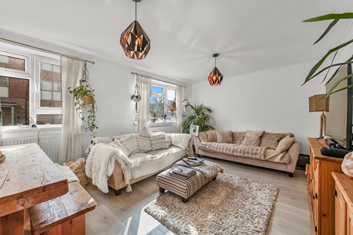3 Bedroom Maisonette For Sale In Melody Road, Wandsworth, SW18