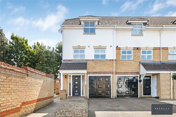 3 Bedroom End Of Terrace House For Sale In Lyster Mews, Cobham, Surrey, KT11