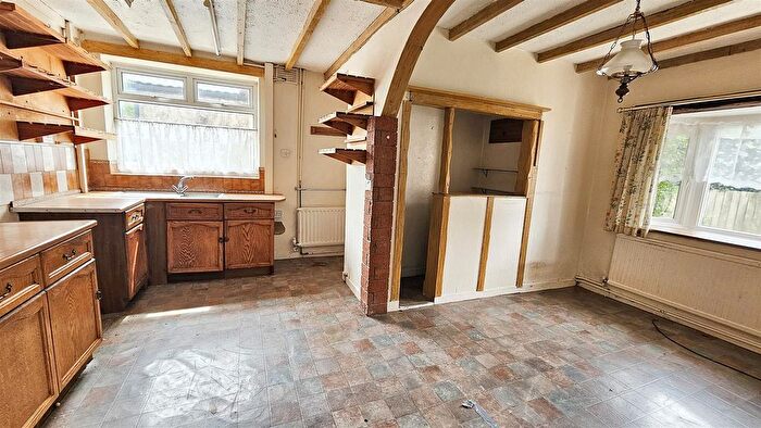3 Bedroom Semi-detached House For Sale In Dakyn Road, Leicester, LE5