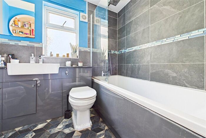 1 Bedroom Apartment For Sale In Heron Wood Road, Aldershot, Hampshire, GU12