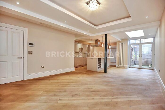 2 Bedroom Apartment To Rent In West Avenue, Gosforth, Newcastle Upon Tyne, NE3