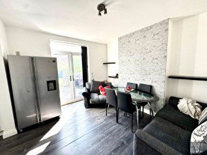 3 Bedroom Semi-detached House For Sale In Ash Road, Denton, Manchester, M34