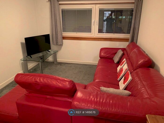 2 Bedroom Flat To Rent In Calder Grove, Edinburgh, EH11