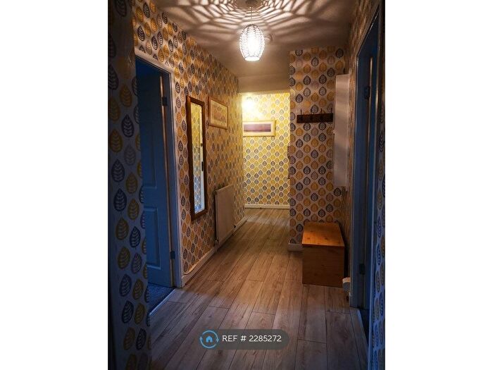 3 Bedroom Flat To Rent In Craigmount Place, Dundee, DD2